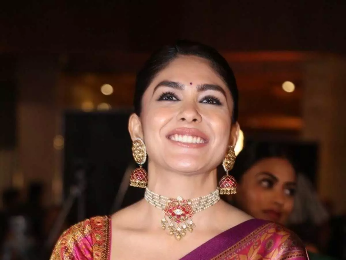 Actress Mrunal Thakur: సెట్స్లో మృణాల్ మూడీగా ఎందుకు ఉంటుందో తెలుసా? Actress Mrunal Thakur: సెట్స్లో మృణాల్ మూడీగా ఎందుకు ఉంటుందో తెలుసా?