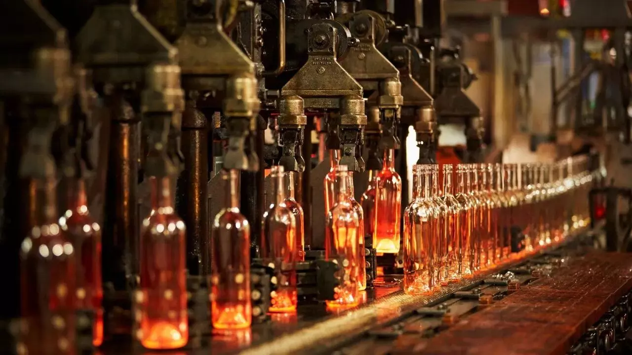 Glass Industry : గ్లాస్ ఇండస్ట్రీకి యుద్ధ సెగ.. మార్కెట్లో గాజు సీసాల కొరత.. పెరగనున్న కూల్ డ్రింక్స్ ధరలు Glass Industry : గ్లాస్ ఇండస్ట్రీకి యుద్ధ సెగ.. మార్కెట్లో గాజు సీసాల కొరత.. పెరగనున్న కూల్ డ్రింక్స్ ధరలు