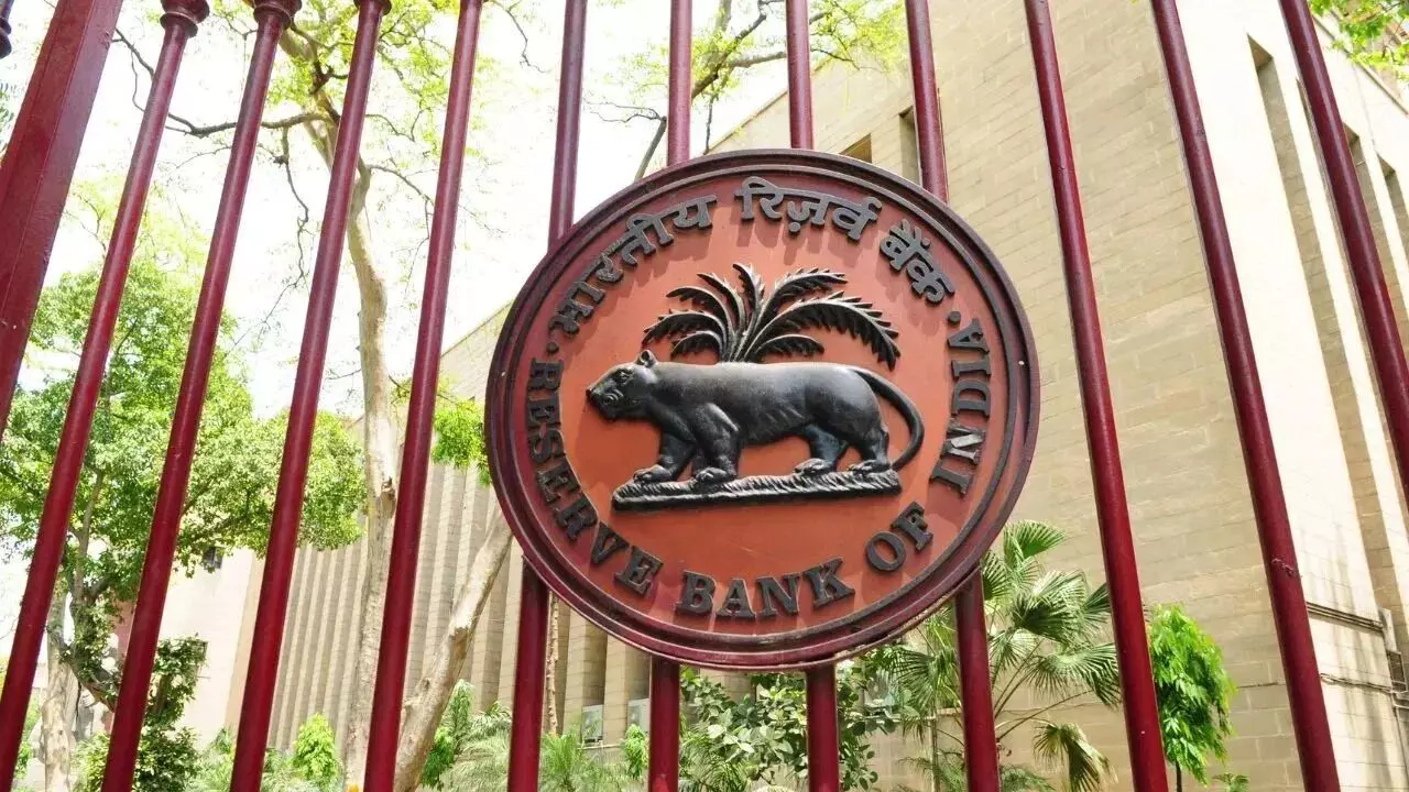 RBI : డిజిటల్ దొంగలకు చెక్.. యూపీఐ పేమెంట్ల సేఫ్టీ కోసం ఆర్బీఐ బ్రహ్మాస్త్రం రెడీ RBI : డిజిటల్ దొంగలకు చెక్.. యూపీఐ పేమెంట్ల సేఫ్టీ కోసం ఆర్బీఐ బ్రహ్మాస్త్రం రెడీ