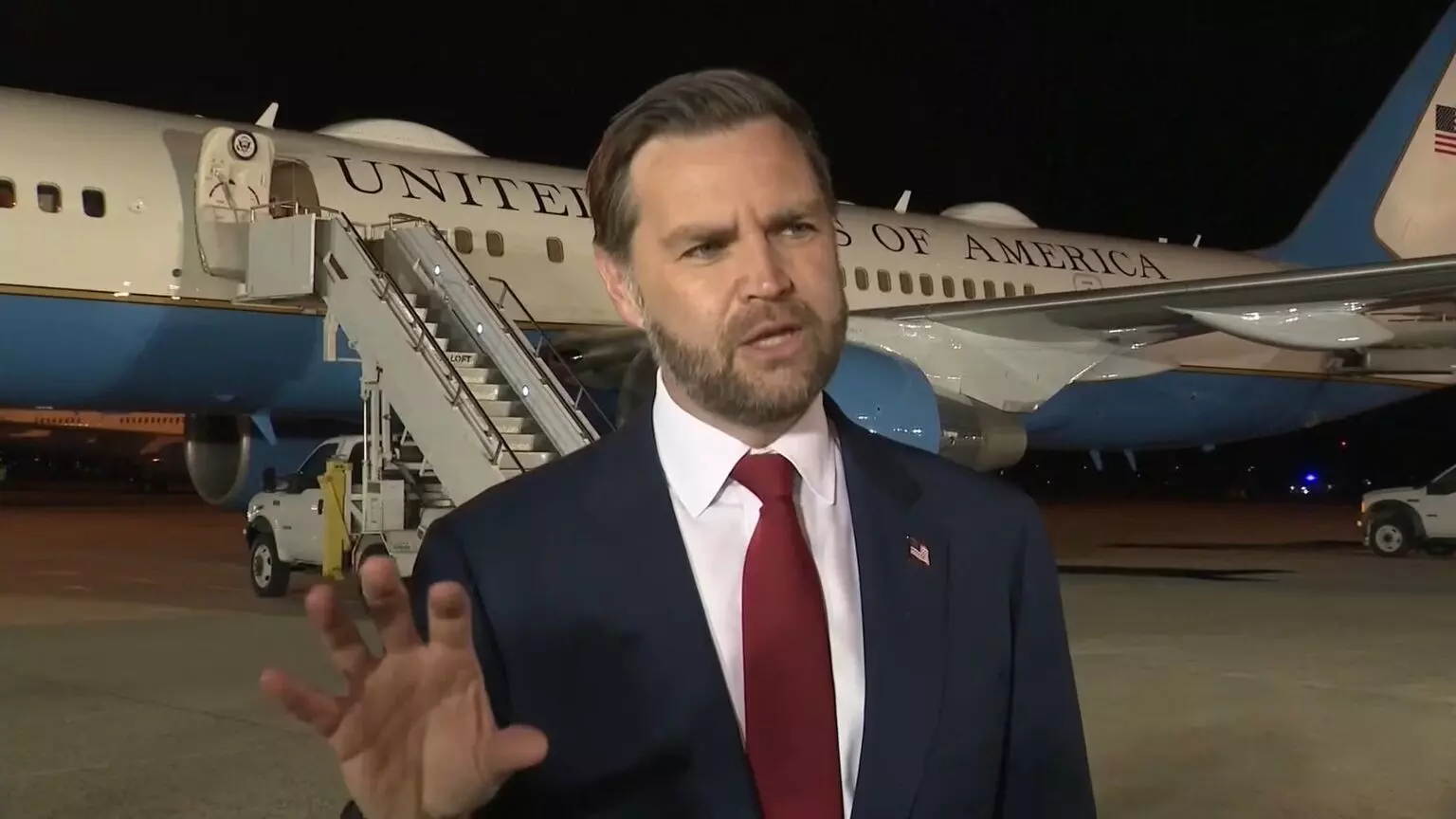 JD Vance: ఇరాన్ మాతో ఆడుకోవద్దు.. అమెరికా ఉపాధ్యక్షుడు జేడీ వాన్స్ గట్టి హెచ్చరిక! JD Vance: ఇరాన్ మాతో ఆడుకోవద్దు.. అమెరికా ఉపాధ్యక్షుడు జేడీ వాన్స్ గట్టి హెచ్చరిక!
