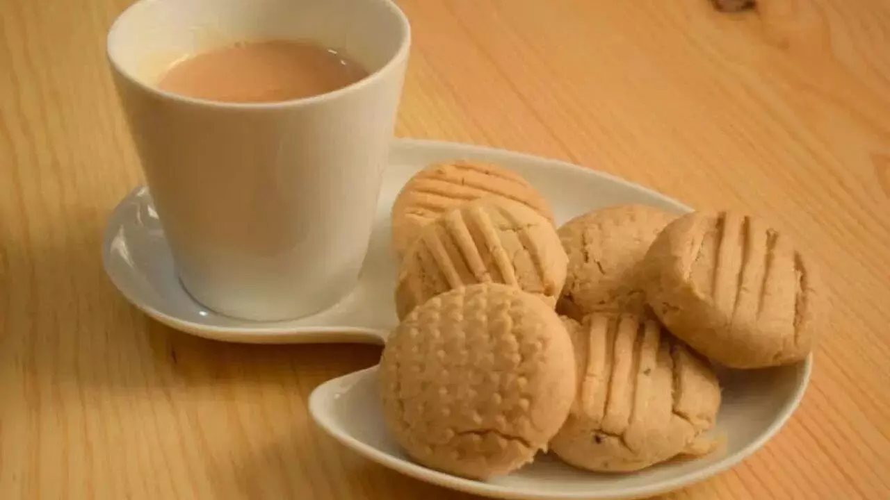 Drinking Hot Tea in Scorching Heat: మండుటెండలో వేడి టీ తాగుతున్నారా? అయితే మీరు సేఫ్గా ఉన్నట్లే.. దీని వెనుక ఉన్న అసలు సైన్స్ ఇదే Drinking Hot Tea in Scorching Heat: మండుటెండలో వేడి టీ తాగుతున్నారా? అయితే మీరు సేఫ్గా ఉన్నట్లే.. దీని వెనుక ఉన్న అసలు సైన్స్ ఇదే