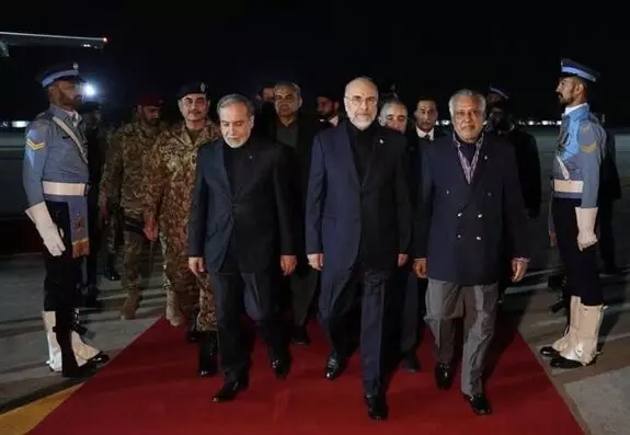 US-Iran Peace Talks: అమెరికా-ఇరాన్ శాంతి చర్చలు: ఇస్లామాబాద్కు చేరుకున్న ఇరాన్ ప్రతినిధి బృందం US-Iran Peace Talks: అమెరికా-ఇరాన్ శాంతి చర్చలు: ఇస్లామాబాద్కు చేరుకున్న ఇరాన్ ప్రతినిధి బృందం