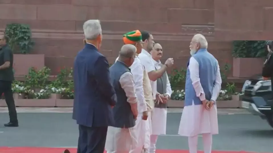 Narendra Modi and Rahul Gandhi: పార్లమెంట్ ప్రాంగణంలో మోదీ-రాహుల్ సంభాషణ: వెనక్కి వచ్చి ప్రత్యేకంగా మాటామంతి Narendra Modi and Rahul Gandhi: పార్లమెంట్ ప్రాంగణంలో మోదీ-రాహుల్ సంభాషణ: వెనక్కి వచ్చి ప్రత్యేకంగా మాటామంతి