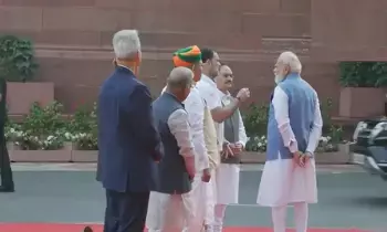 Narendra Modi and Rahul Gandhi: పార్లమెంట్ ప్రాంగణంలో మోదీ-రాహుల్ సంభాషణ: వెనక్కి వచ్చి ప్రత్యేకంగా మాటామంతి Narendra Modi and Rahul Gandhi: పార్లమెంట్ ప్రాంగణంలో మోదీ-రాహుల్ సంభాషణ: వెనక్కి వచ్చి ప్రత్యేకంగా మాటామంతి
