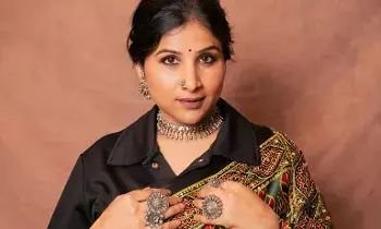 Mangli: నార్సింగి పోలీస్‌ స్టేషన్‌లో సినీ గాయకురాలు మంగ్లీ ఫిర్యాదు