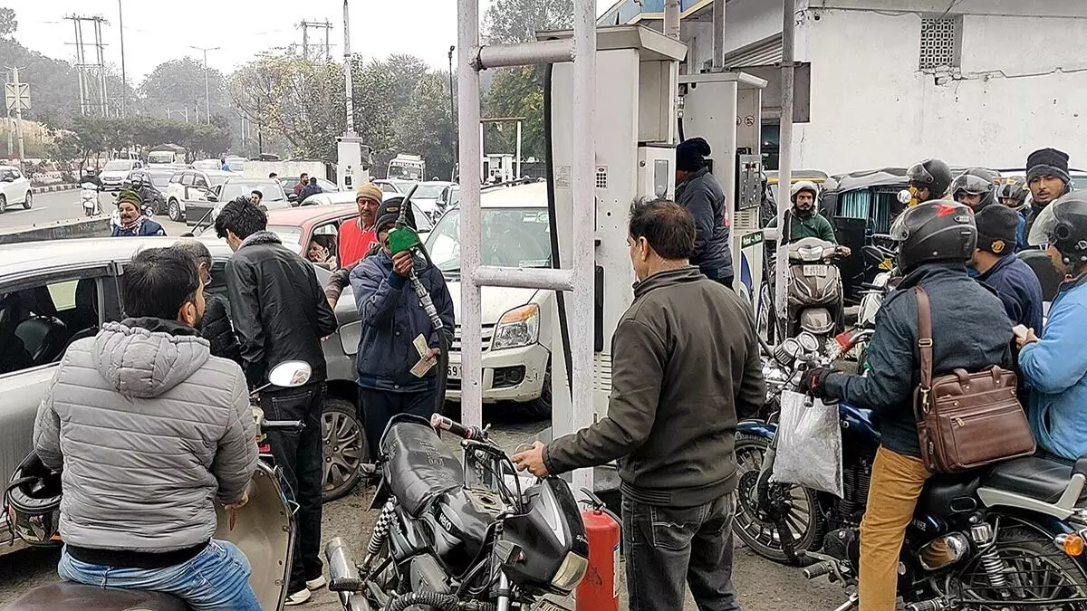 Crude Oil : భగ్గుమన్న చమురు ధరలు.. 104 డాలర్లకు చేరిన క్రూడాయిల్.. పెట్రోల్, డీజిల్ ధరలు పెరుగుతాయా? Crude Oil : భగ్గుమన్న చమురు ధరలు.. 104 డాలర్లకు చేరిన క్రూడాయిల్.. పెట్రోల్, డీజిల్ ధరలు పెరుగుతాయా?
