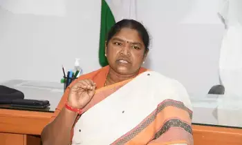 Legal Notice to K. Chandrashekar Rao from Seethakka:  కేసీఆర్‌కు సీతక్క లీగల్ నోటీసు: 48 గంటల్లో పోస్టులు తొలగించి క్షమాపణ చెప్పాలి