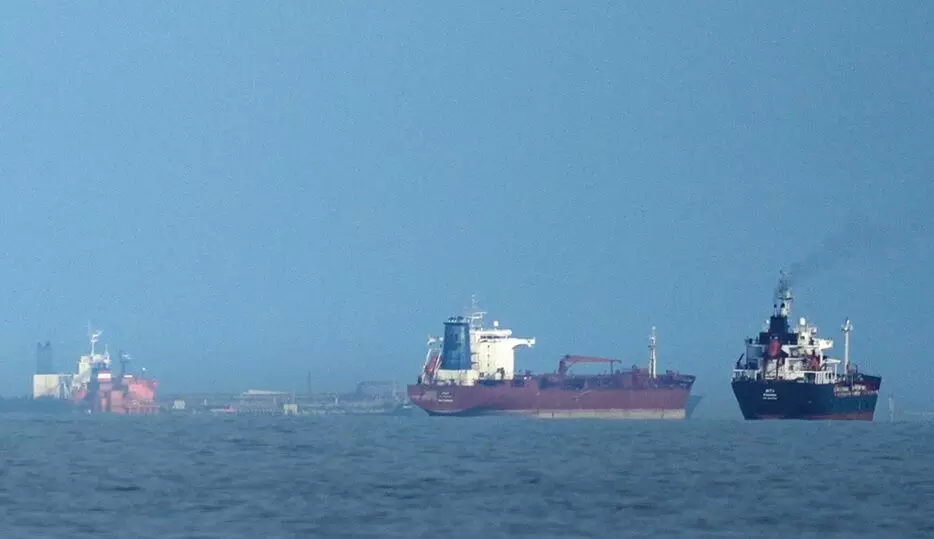 Iran Ports Blockaded: ఇరాన్ ఓడరేవులు దిగ్బంధనం.. పశ్చిమాసియా యుద్ధం మరో మలుపు! Iran Ports Blockaded: ఇరాన్ ఓడరేవులు దిగ్బంధనం.. పశ్చిమాసియా యుద్ధం మరో మలుపు!