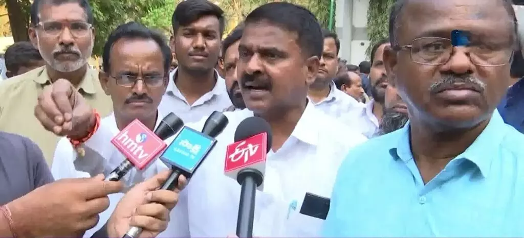 Strike Alert in Telangana State Road Transport Corporation: తెలంగాణ ఆర్టీసీలో సమ్మె సైరన్: డిమాండ్లు నెరవేర్చకపోతే 22 నుంచి ఉద్యమం Strike Alert in Telangana State Road Transport Corporation: తెలంగాణ ఆర్టీసీలో సమ్మె సైరన్: డిమాండ్లు నెరవేర్చకపోతే 22 నుంచి ఉద్యమం