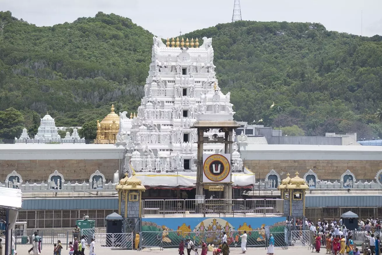TTD Cancels VIP Break: తిరుమలలో వేసవి రద్దీ నేపథ్యంలో తితిదే కీలక నిర్ణయం: మే 1 నుంచి వీఐపీ బ్రేక్, ఎస్ఎస్డీ టోకెన్లు రద్దు TTD Cancels VIP Break: తిరుమలలో వేసవి రద్దీ నేపథ్యంలో తితిదే కీలక నిర్ణయం: మే 1 నుంచి వీఐపీ బ్రేక్, ఎస్ఎస్డీ టోకెన్లు రద్దు