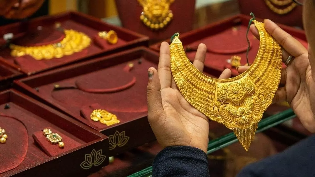 Gold Loan : గోల్డ్ లోన్ తీసుకున్నారా? బంగారం ధరలు తగ్గితే మీ నగలకే ప్రమాదం.. అప్రమత్తంగా ఉండండి Gold Loan : గోల్డ్ లోన్ తీసుకున్నారా? బంగారం ధరలు తగ్గితే మీ నగలకే ప్రమాదం.. అప్రమత్తంగా ఉండండి