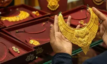 Gold Loan : గోల్డ్ లోన్ తీసుకున్నారా? బంగారం ధరలు తగ్గితే మీ నగలకే ప్రమాదం.. అప్రమత్తంగా ఉండండి Gold Loan : గోల్డ్ లోన్ తీసుకున్నారా? బంగారం ధరలు తగ్గితే మీ నగలకే ప్రమాదం.. అప్రమత్తంగా ఉండండి