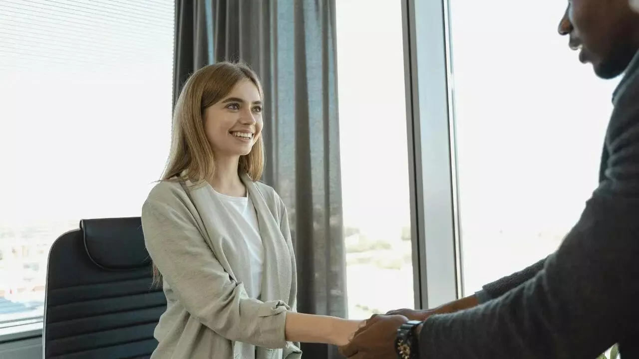 Middle Management : కార్పొరేట్ రంగంలో మిడిల్ మేనేజ్మెంట్ జాతర.. బంపర్ రిక్రూట్మెంట్తో పాటు భారీగా పెరగనున్న జీతాలు Middle Management : కార్పొరేట్ రంగంలో మిడిల్ మేనేజ్మెంట్ జాతర.. బంపర్ రిక్రూట్మెంట్తో పాటు భారీగా పెరగనున్న జీతాలు