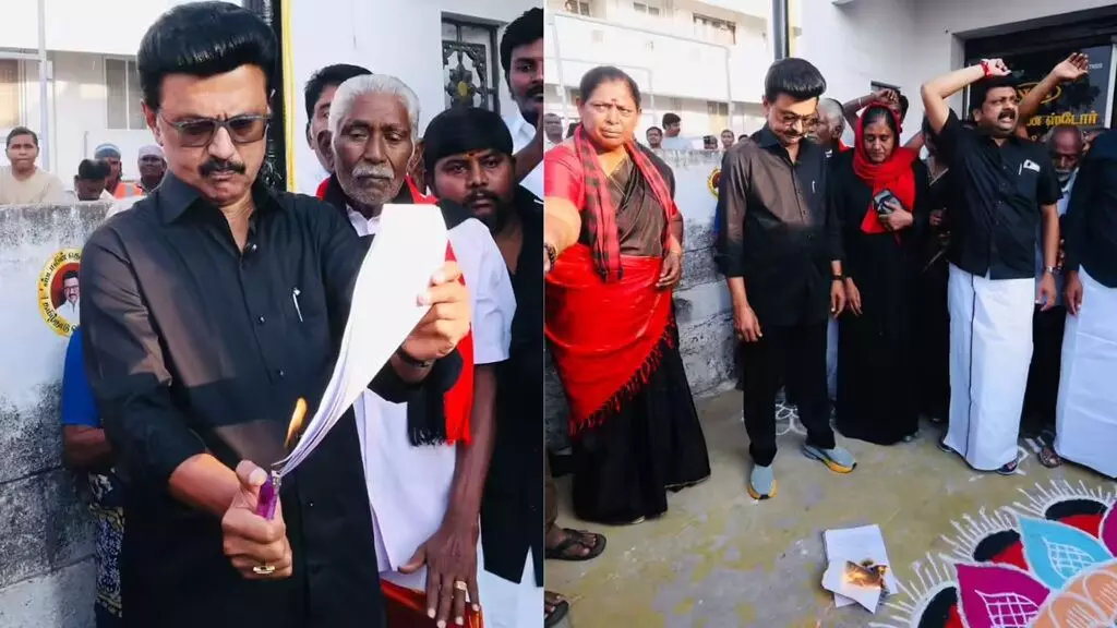 Strong Protest Over Delimitation Bill: డీలిమిటేషన్ బిల్లుపై తీవ్ర నిరసన: ‘బ్లాక్ బిల్లు’ అంటూ కాపీని తగలబెట్టిన స్టాలిన్ Strong Protest Over Delimitation Bill: డీలిమిటేషన్ బిల్లుపై తీవ్ర నిరసన: ‘బ్లాక్ బిల్లు’ అంటూ కాపీని తగలబెట్టిన స్టాలిన్
