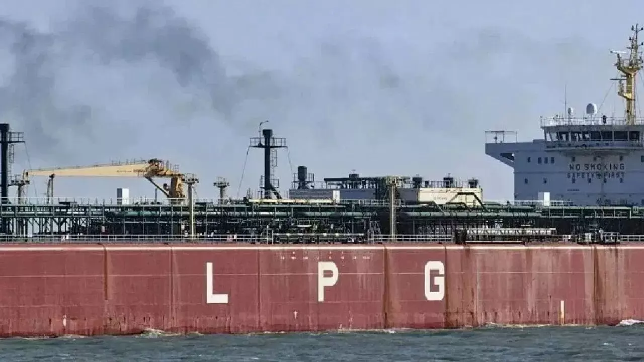 LPG Crisis : గ్యాస్ కష్టాలు ఇప్పట్లో తీరవు.. రాబోయే 3-4 ఏళ్లు సిలిండర్ల కొరత తప్పదా? LPG Crisis : గ్యాస్ కష్టాలు ఇప్పట్లో తీరవు.. రాబోయే 3-4 ఏళ్లు సిలిండర్ల కొరత తప్పదా?