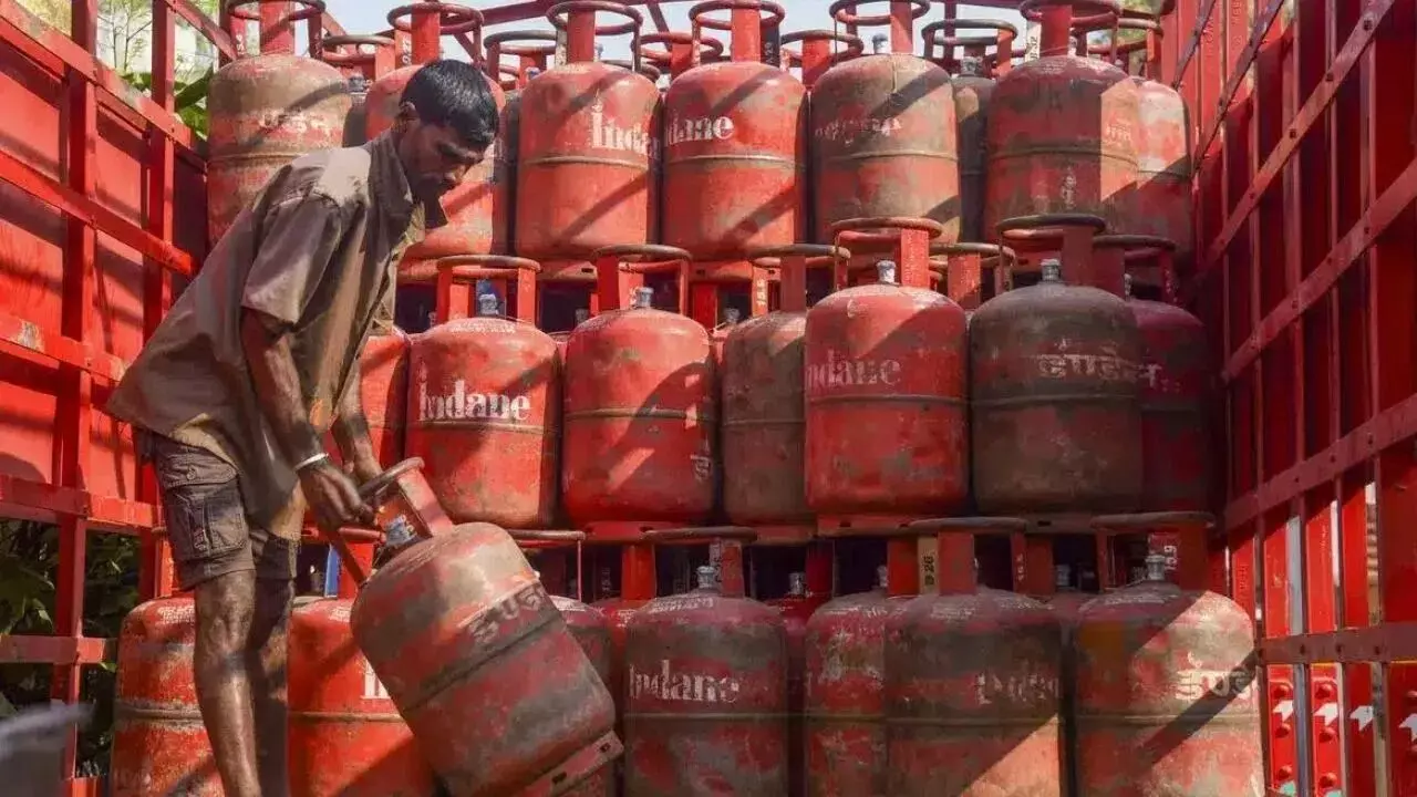 LPG Supply : గ్యాస్ టెన్షన్ లేదు.. సామాన్యులకు కేంద్రం భరోసా.. యుద్ధం ముసిరినా ఆగని వంటగ్యాస్ సరఫరా LPG Supply : గ్యాస్ టెన్షన్ లేదు.. సామాన్యులకు కేంద్రం భరోసా.. యుద్ధం ముసిరినా ఆగని వంటగ్యాస్ సరఫరా