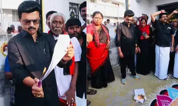 Strong Protest Over Delimitation Bill: డీలిమిటేషన్ బిల్లుపై తీవ్ర నిరసన: ‘బ్లాక్ బిల్లు’ అంటూ కాపీని తగలబెట్టిన స్టాలిన్ Strong Protest Over Delimitation Bill: డీలిమిటేషన్ బిల్లుపై తీవ్ర నిరసన: ‘బ్లాక్ బిల్లు’ అంటూ కాపీని తగలబెట్టిన స్టాలిన్