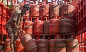 LPG Supply : గ్యాస్ టెన్షన్ లేదు.. సామాన్యులకు కేంద్రం భరోసా.. యుద్ధం ముసిరినా ఆగని వంటగ్యాస్ సరఫరా LPG Supply : గ్యాస్ టెన్షన్ లేదు.. సామాన్యులకు కేంద్రం భరోసా.. యుద్ధం ముసిరినా ఆగని వంటగ్యాస్ సరఫరా