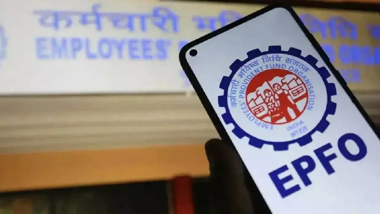 EPFO : ప్రైవేట్ ఉద్యోగులకు అదిరిపోయే గుడ్ న్యూస్.. 2026లో రిటైర్ అవుతున్నారా? మీ పెన్షన్ లెక్క ఇదే EPFO : ప్రైవేట్ ఉద్యోగులకు అదిరిపోయే గుడ్ న్యూస్.. 2026లో రిటైర్ అవుతున్నారా? మీ పెన్షన్ లెక్క ఇదే