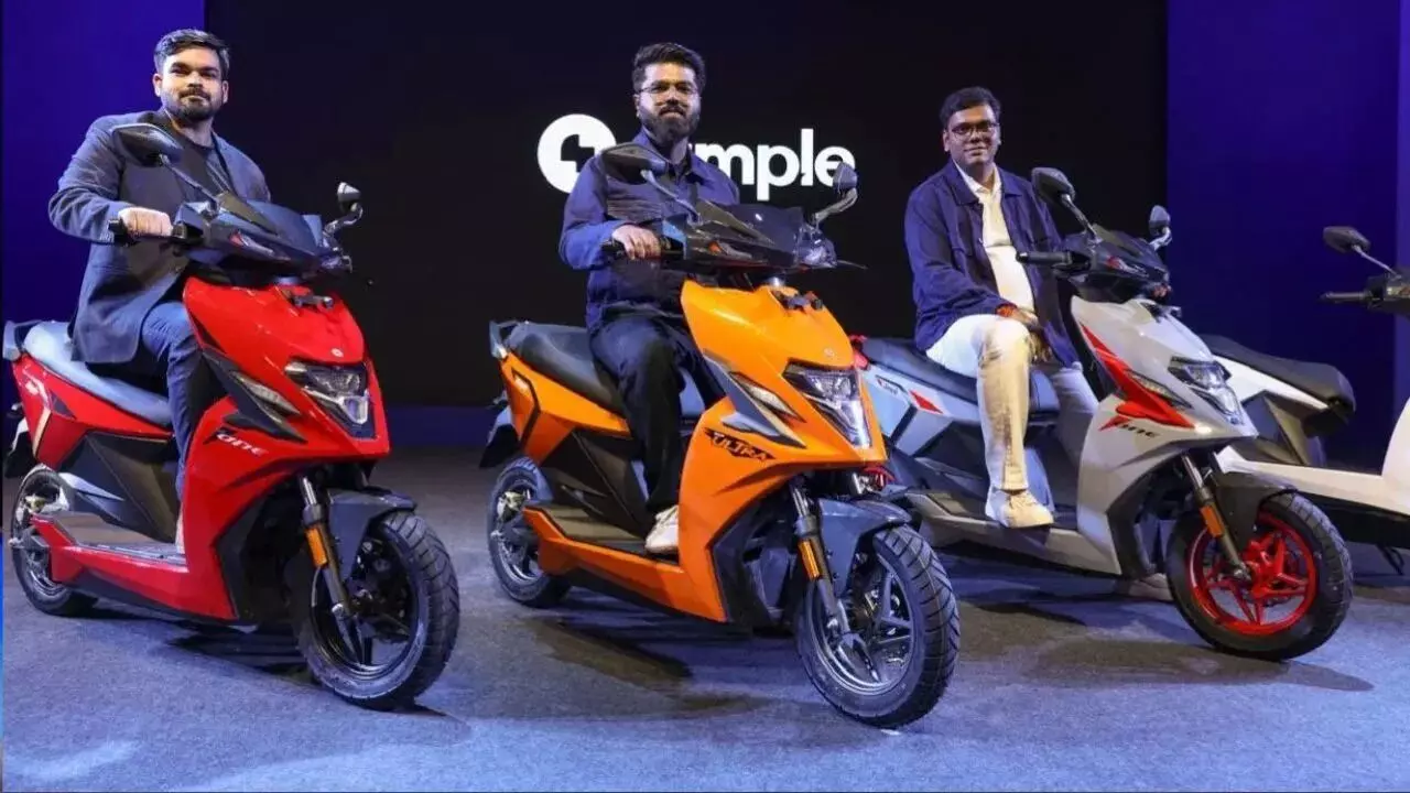 Simple Ultra : ఎలక్ట్రిక్ స్కూటర్ల మార్కెట్లో కొత్త చరిత్ర.. ఒక్క చార్జ్తో 400 కి.మీ రేంజ్ Simple Ultra : ఎలక్ట్రిక్ స్కూటర్ల మార్కెట్లో కొత్త చరిత్ర.. ఒక్క చార్జ్తో 400 కి.మీ రేంజ్