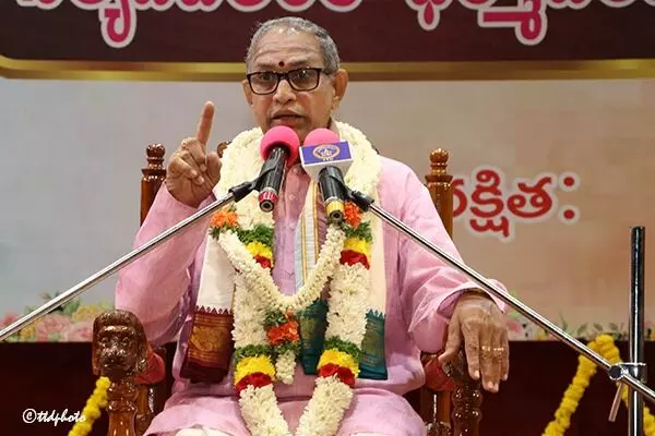 Chaganti Koteswara Rao: ధర్మాన్ని కాపాడితే దేవుడు మన వెంట ఉంటాడు : చాగంటి Chaganti Koteswara Rao: ధర్మాన్ని కాపాడితే దేవుడు మన వెంట ఉంటాడు : చాగంటి