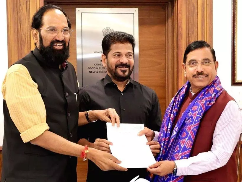 Revanth Reddy: కేంద్ర మంత్రి ప్రహ్లాద్ జోషితో సీఎం రేవంత్రెడ్డి, ఉత్తమ్కుమార్రెడ్డి భేటీ Revanth Reddy: కేంద్ర మంత్రి ప్రహ్లాద్ జోషితో సీఎం రేవంత్రెడ్డి, ఉత్తమ్కుమార్రెడ్డి భేటీ