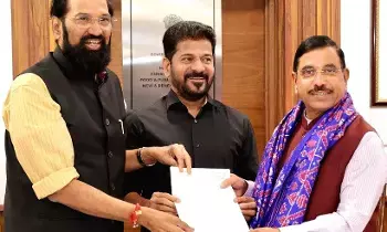 Revanth Reddy: కేంద్ర మంత్రి ప్రహ్లాద్ జోషితో సీఎం రేవంత్రెడ్డి, ఉత్తమ్కుమార్రెడ్డి భేటీ Revanth Reddy: కేంద్ర మంత్రి ప్రహ్లాద్ జోషితో సీఎం రేవంత్రెడ్డి, ఉత్తమ్కుమార్రెడ్డి భేటీ