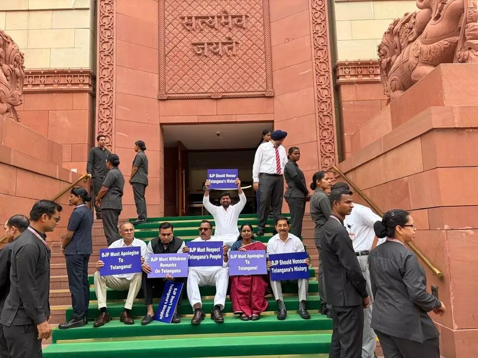 Telangana Congress MPs: పార్లమెంటు ఆవరణలో తెలంగాణ కాంగ్రెస్ ఎంపీల ధర్నా.. తేజస్వీ సూర్య బేషరతుగా క్షమాపణ చెప్పాలని డిమాండ్ Telangana Congress MPs: పార్లమెంటు ఆవరణలో తెలంగాణ కాంగ్రెస్ ఎంపీల ధర్నా.. తేజస్వీ సూర్య బేషరతుగా క్షమాపణ చెప్పాలని డిమాండ్