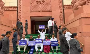 Telangana Congress MPs: పార్లమెంటు ఆవరణలో తెలంగాణ కాంగ్రెస్ ఎంపీల ధర్నా.. తేజస్వీ సూర్య బేషరతుగా క్షమాపణ చెప్పాలని డిమాండ్