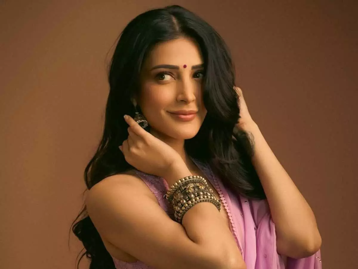 Shruti Haasan: పాపరాజీల ‘మమ్మ’ కామెంట్పై శ్రుతి హాసన్ ఘాటు స్పందన Shruti Haasan: పాపరాజీల ‘మమ్మ’ కామెంట్పై శ్రుతి హాసన్ ఘాటు స్పందన