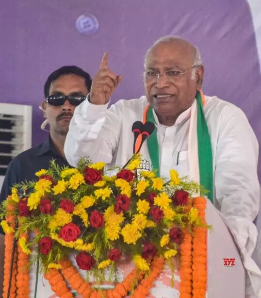 Mallikarjun Kharge Slams Narendra Modi: మహిళా రిజర్వేషన్ బిల్లును మోదీయే చంపేశారు.. డీలిమిటేషన్ను మాత్రమే వ్యతిరేకించాం: ఖర్గే తీవ్ర విమర్శ Mallikarjun Kharge Slams Narendra Modi: మహిళా రిజర్వేషన్ బిల్లును మోదీయే చంపేశారు.. డీలిమిటేషన్ను మాత్రమే వ్యతిరేకించాం: ఖర్గే తీవ్ర విమర్శ
