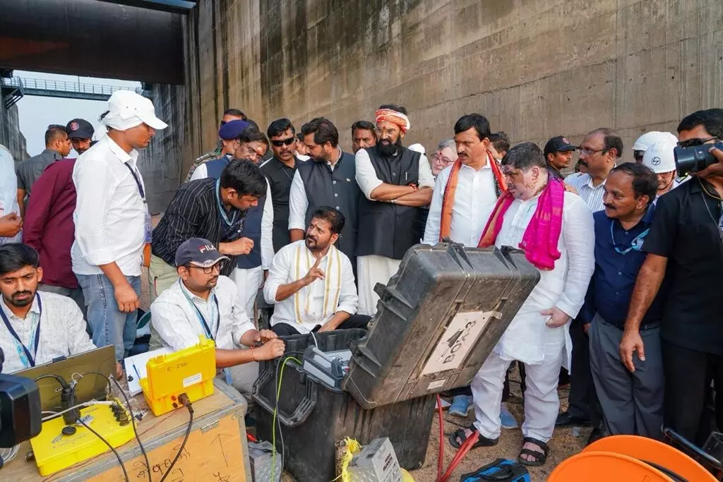 A. Revanth Reddy: మేడిగడ్డ బ్యారేజీ పునరుద్ధరణ: ప్రతి పరీక్షను రెండుసార్లు నిర్ధారించుకోండి.. సీఎం రేవంత్రెడ్డి సూచన A. Revanth Reddy: మేడిగడ్డ బ్యారేజీ పునరుద్ధరణ: ప్రతి పరీక్షను రెండుసార్లు నిర్ధారించుకోండి.. సీఎం రేవంత్రెడ్డి సూచన