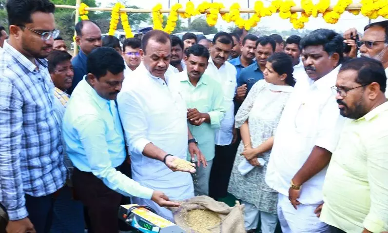 Komatireddy Venkat Reddy: ధాన్య కొనుగోలు పరిశీలించిన మంత్రి కోమటిరెడ్డి.. పూర్తి సజ్జాలు ఏర్పాటు! Komatireddy Venkat Reddy: ధాన్య కొనుగోలు పరిశీలించిన మంత్రి కోమటిరెడ్డి.. పూర్తి సజ్జాలు ఏర్పాటు!