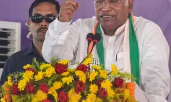 Mallikarjun Kharge Slams Narendra Modi: మహిళా రిజర్వేషన్ బిల్లును మోదీయే చంపేశారు.. డీలిమిటేషన్ను మాత్రమే వ్యతిరేకించాం: ఖర్గే తీవ్ర విమర్శ Mallikarjun Kharge Slams Narendra Modi: మహిళా రిజర్వేషన్ బిల్లును మోదీయే చంపేశారు.. డీలిమిటేషన్ను మాత్రమే వ్యతిరేకించాం: ఖర్గే తీవ్ర విమర్శ
