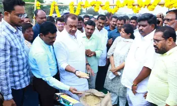 Komatireddy Venkat Reddy: ధాన్య కొనుగోలు పరిశీలించిన మంత్రి కోమటిరెడ్డి.. పూర్తి సజ్జాలు ఏర్పాటు! Komatireddy Venkat Reddy: ధాన్య కొనుగోలు పరిశీలించిన మంత్రి కోమటిరెడ్డి.. పూర్తి సజ్జాలు ఏర్పాటు!