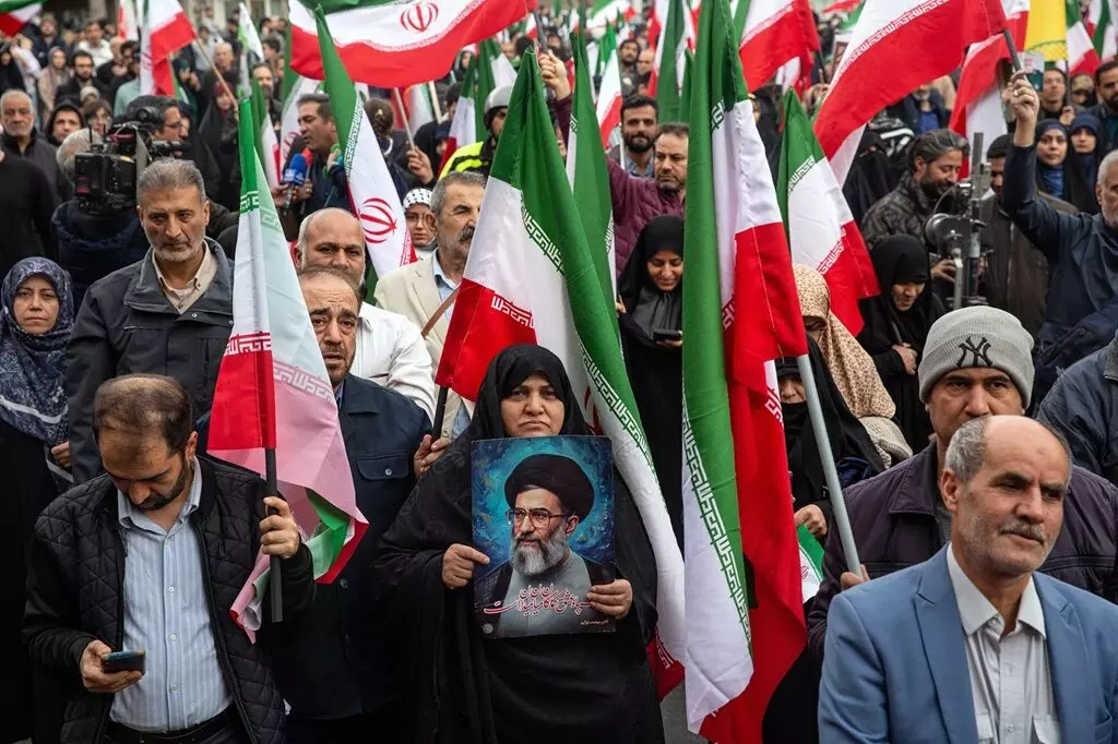 Iran: కాల్పుల విరమణ పొడిగింపు వెనుక దాడి కుట్ర? అమెరికాపై ఇరాన్ అనుమానం Iran: కాల్పుల విరమణ పొడిగింపు వెనుక దాడి కుట్ర? అమెరికాపై ఇరాన్ అనుమానం