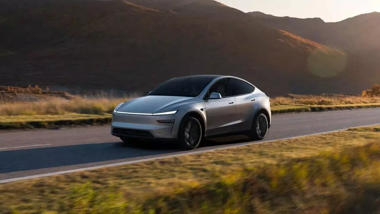 Tesla Model Y L : టెస్లా మోడల్ వై ఎల్ వచ్చేసింది.. 681 కిలోమీటర్ల మైలేజీతో సరికొత్త రికార్డు Tesla Model Y L : టెస్లా మోడల్ వై ఎల్ వచ్చేసింది.. 681 కిలోమీటర్ల మైలేజీతో సరికొత్త రికార్డు