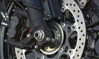 Bike Safety : బైక్ సేఫ్టీలో బాస్ ఈ ABS.. అసలు సింగిల్ ఛానల్, డ్యూయల్ ఛానల్ మధ్య తేడా ఏంటి? Bike Safety : బైక్ సేఫ్టీలో బాస్ ఈ ABS.. అసలు సింగిల్ ఛానల్, డ్యూయల్ ఛానల్ మధ్య తేడా ఏంటి?