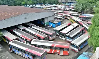 Telangana RTC Strike: తెలంగాణలో రెండో రోజుకీ ఆర్టీసీ సమ్మె కొనసాగింపు.. ప్రయాణికులకు తీవ్ర ఇబ్బందులు Telangana RTC Strike: తెలంగాణలో రెండో రోజుకీ ఆర్టీసీ సమ్మె కొనసాగింపు.. ప్రయాణికులకు తీవ్ర ఇబ్బందులు