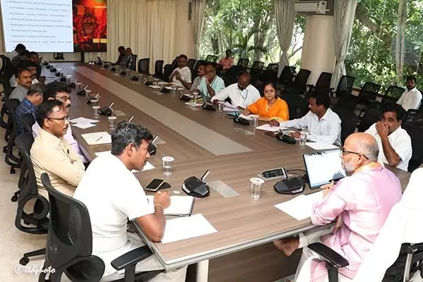Revolutionary Changes in Tirumala Tirupati Devasthanams Services: శ్రీవారి సేవలో విప్లవాత్మక మార్పులు... టీటీడీ అదనపు ఈవో కీలక సమీక్ష Revolutionary Changes in Tirumala Tirupati Devasthanams Services: శ్రీవారి సేవలో విప్లవాత్మక మార్పులు... టీటీడీ అదనపు ఈవో కీలక సమీక్ష