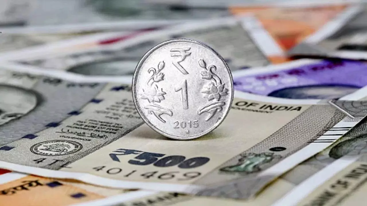 Rupee : రూపాయికి చమురు సెగ.. దశాబ్ద కాలంలోనే కనిష్ట స్థాయికి పడిపోయిన కరెన్సీ విలువ Rupee : రూపాయికి చమురు సెగ.. దశాబ్ద కాలంలోనే కనిష్ట స్థాయికి పడిపోయిన కరెన్సీ విలువ