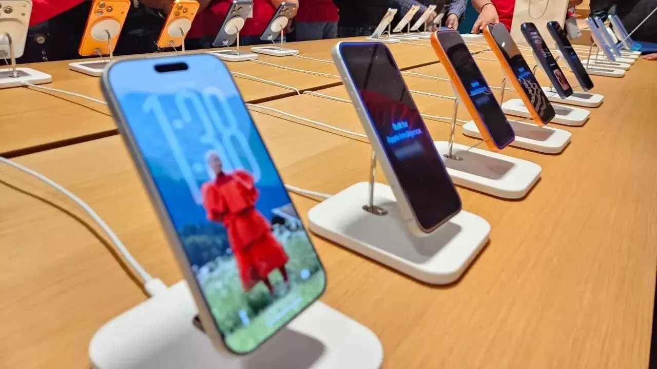Smartphone : స్మార్ట్ఫోన్ రంగంలో భారత్ సరికొత్త చరిత్ర.. ప్రతి నాలుగో ఫోన్ మన దేశీ కంపెనీదే Smartphone : స్మార్ట్ఫోన్ రంగంలో భారత్ సరికొత్త చరిత్ర.. ప్రతి నాలుగో ఫోన్ మన దేశీ కంపెనీదే