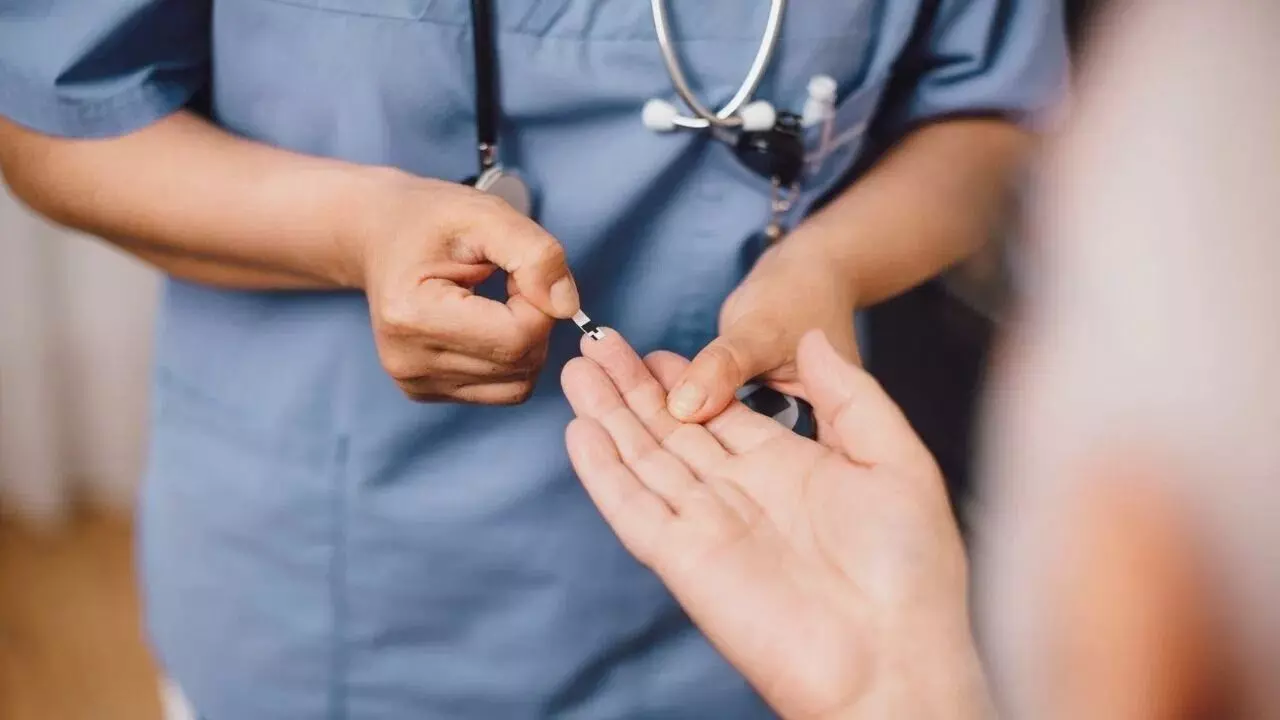 Diabetes Patients Must Stay Alert: షుగర్ ఉన్నవారికి కంటి మీద కునుకు ఉండాల్సిందే.. చూపు కోల్పోయే ప్రమాదం.. Diabetes Patients Must Stay Alert: షుగర్ ఉన్నవారికి కంటి మీద కునుకు ఉండాల్సిందే.. చూపు కోల్పోయే ప్రమాదం..