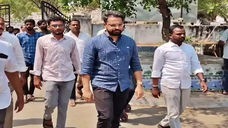 Sajjala Bhargav Reddy: పులివెందుల పోలీస్స్టేషన్లో సజ్జల భార్గవ్రెడ్డి విచారణ Sajjala Bhargav Reddy: పులివెందుల పోలీస్స్టేషన్లో సజ్జల భార్గవ్రెడ్డి విచారణ