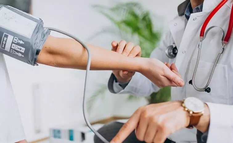 Suffering from Low Blood Pressure: లో-బీపీ వేధిస్తోందా? ఈ చిన్న చిట్కాలతో తక్షణమే చెక్ పెట్టండి! Suffering from Low Blood Pressure: లో-బీపీ వేధిస్తోందా? ఈ చిన్న చిట్కాలతో తక్షణమే చెక్ పెట్టండి!