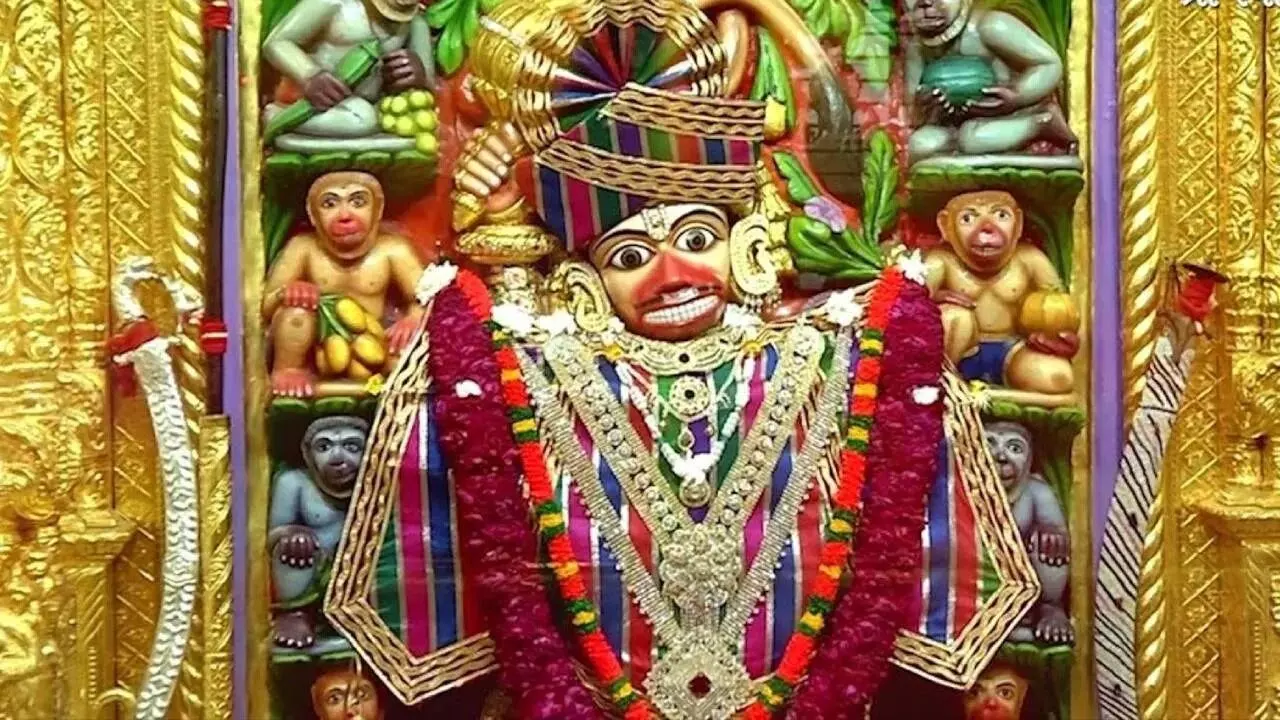 Moustached Hanuman with Shani at His Feet: మీసాల హనుమంతుడు.. పాదల చెంత శని.. ఈ ఆలయం ఎక్కడుందో తెలుసా..? Moustached Hanuman with Shani at His Feet: మీసాల హనుమంతుడు.. పాదల చెంత శని.. ఈ ఆలయం ఎక్కడుందో తెలుసా..?