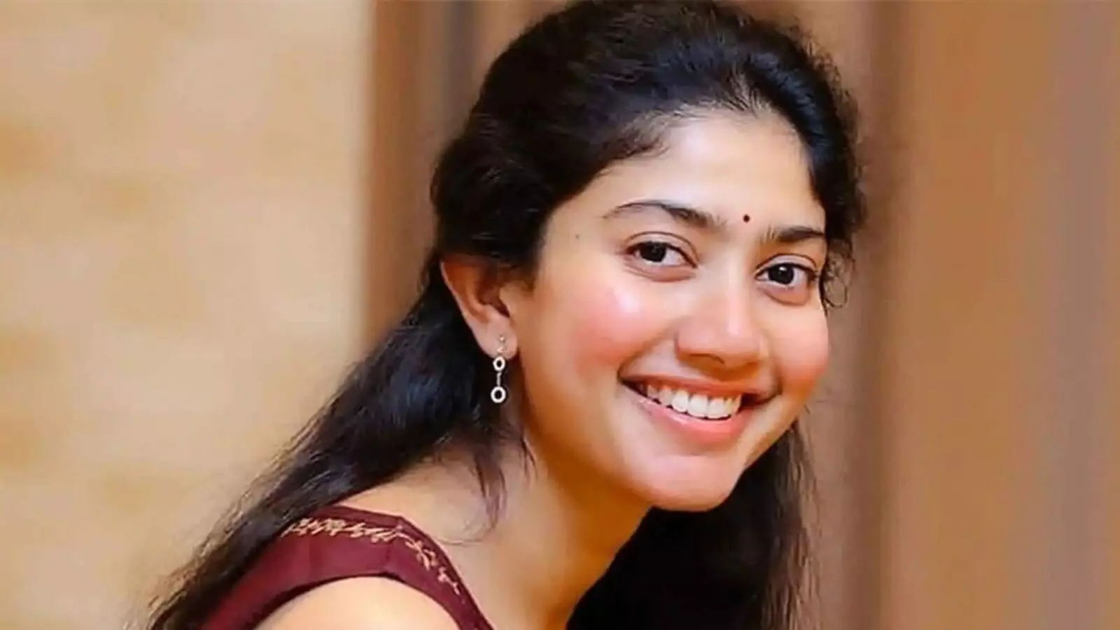 Sai Pallavi Reacts to Bollywood Entry: బాలీవుడ్ ఎంట్రీపై సాయి పల్లవి రియాక్షన్..ఏక్ దిన్ మూవీ ఈవెంట్లో ఎమోషనల్ అయిన ఆమిర్ ఖాన్.. Sai Pallavi Reacts to Bollywood Entry: బాలీవుడ్ ఎంట్రీపై సాయి పల్లవి రియాక్షన్..ఏక్ దిన్ మూవీ ఈవెంట్లో ఎమోషనల్ అయిన ఆమిర్ ఖాన్..
