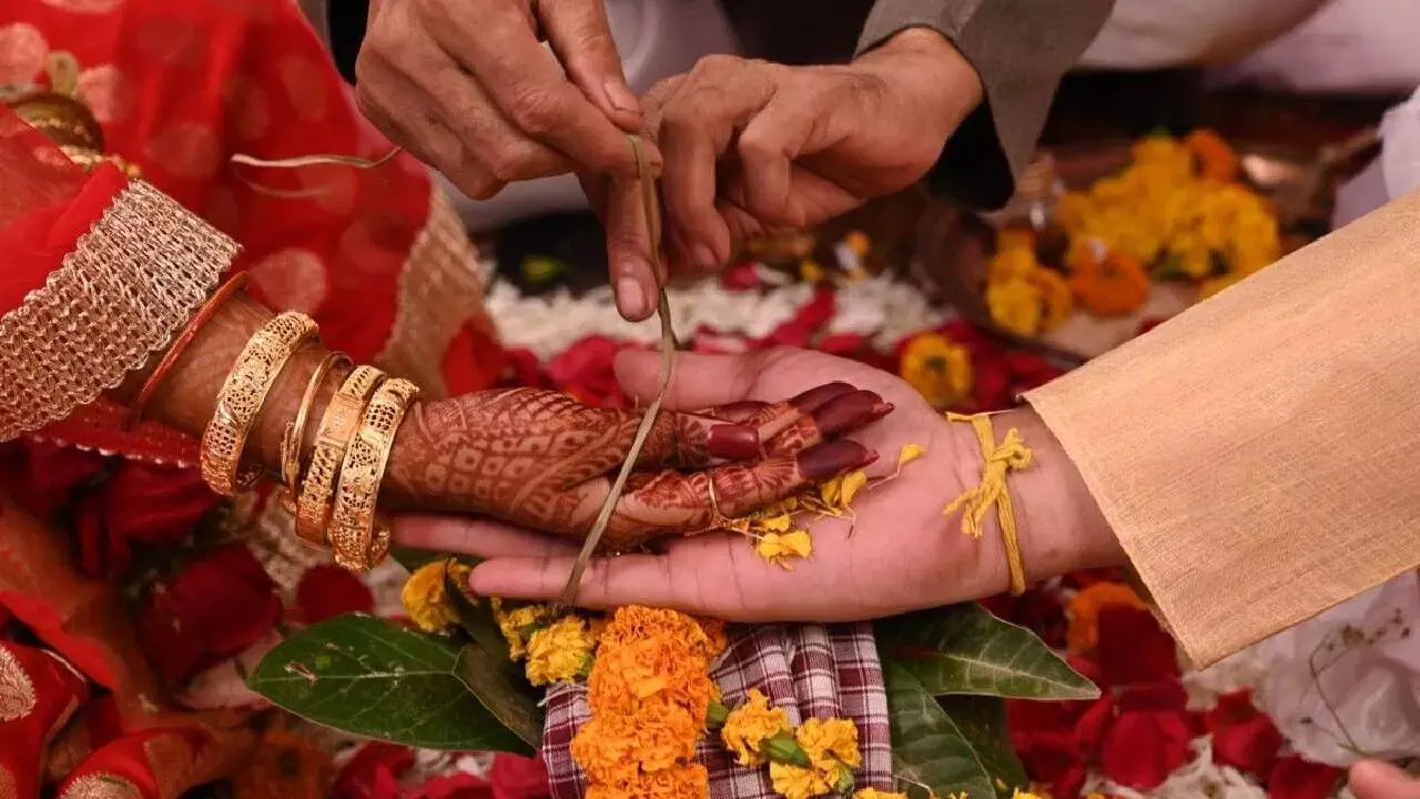 Marriage Is Not Just a Social Contract: వివాహం కేవలం సామాజిక ఒప్పందం కాదు.. గరుడ పురాణం చెబుతున్న గృహస్థ ధర్మం ఇదే Marriage Is Not Just a Social Contract: వివాహం కేవలం సామాజిక ఒప్పందం కాదు.. గరుడ పురాణం చెబుతున్న గృహస్థ ధర్మం ఇదే