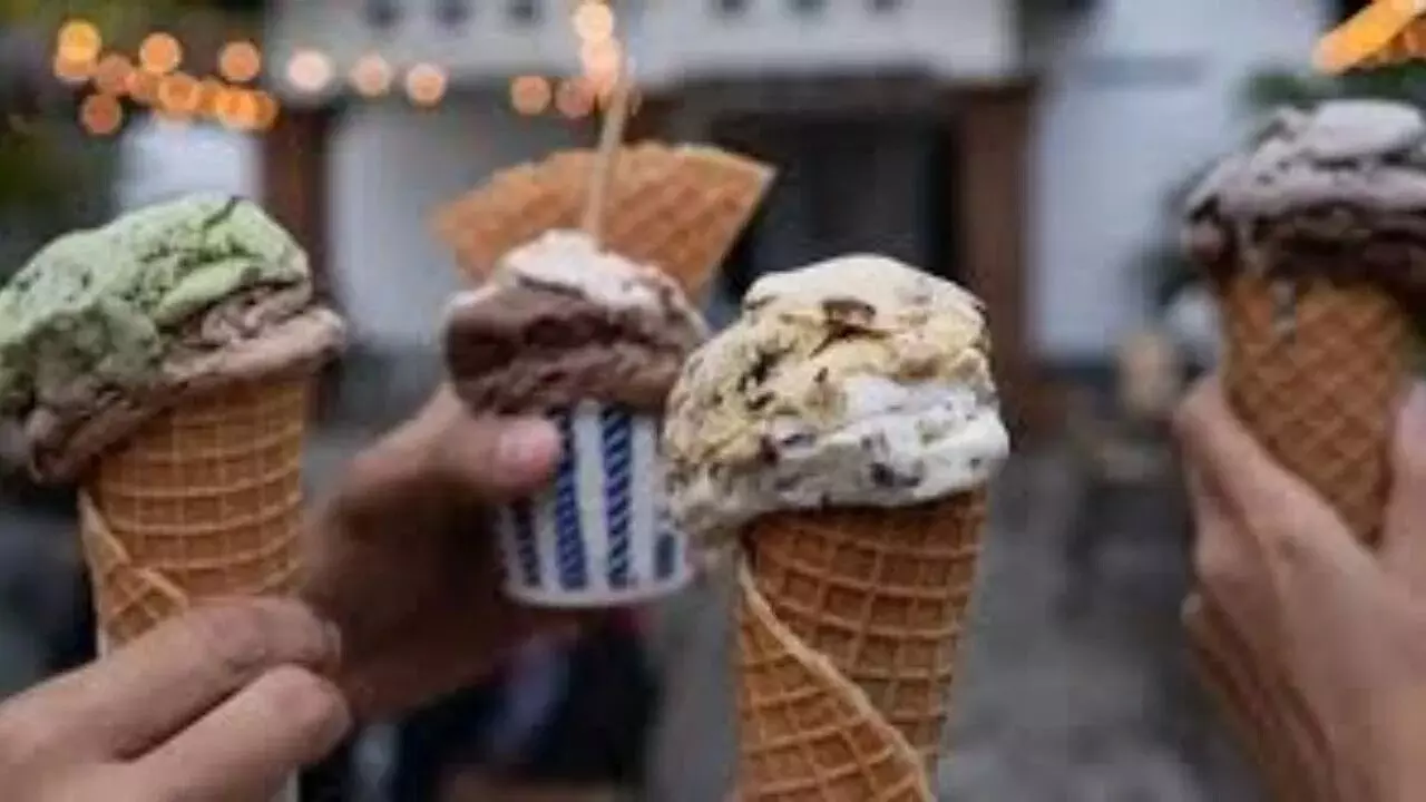 Ice Cream : యుద్ధం ఎఫెక్ట్.. ఐస్క్రీం, చాక్లెట్ల ధరలకు రెక్కలు.. జేబు ఖాళీ అవ్వడం ఖాయం Ice Cream : యుద్ధం ఎఫెక్ట్.. ఐస్క్రీం, చాక్లెట్ల ధరలకు రెక్కలు.. జేబు ఖాళీ అవ్వడం ఖాయం