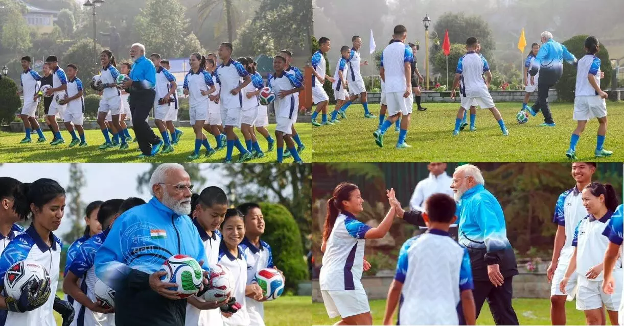 Narendra Modi: యువతతో ఫుట్బాల్ ఆడిన ప్రధాని నరేంద్ర మోదీ Narendra Modi: యువతతో ఫుట్బాల్ ఆడిన ప్రధాని నరేంద్ర మోదీ